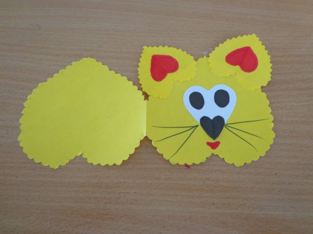 Котенок из сердечек из цветной бумаги