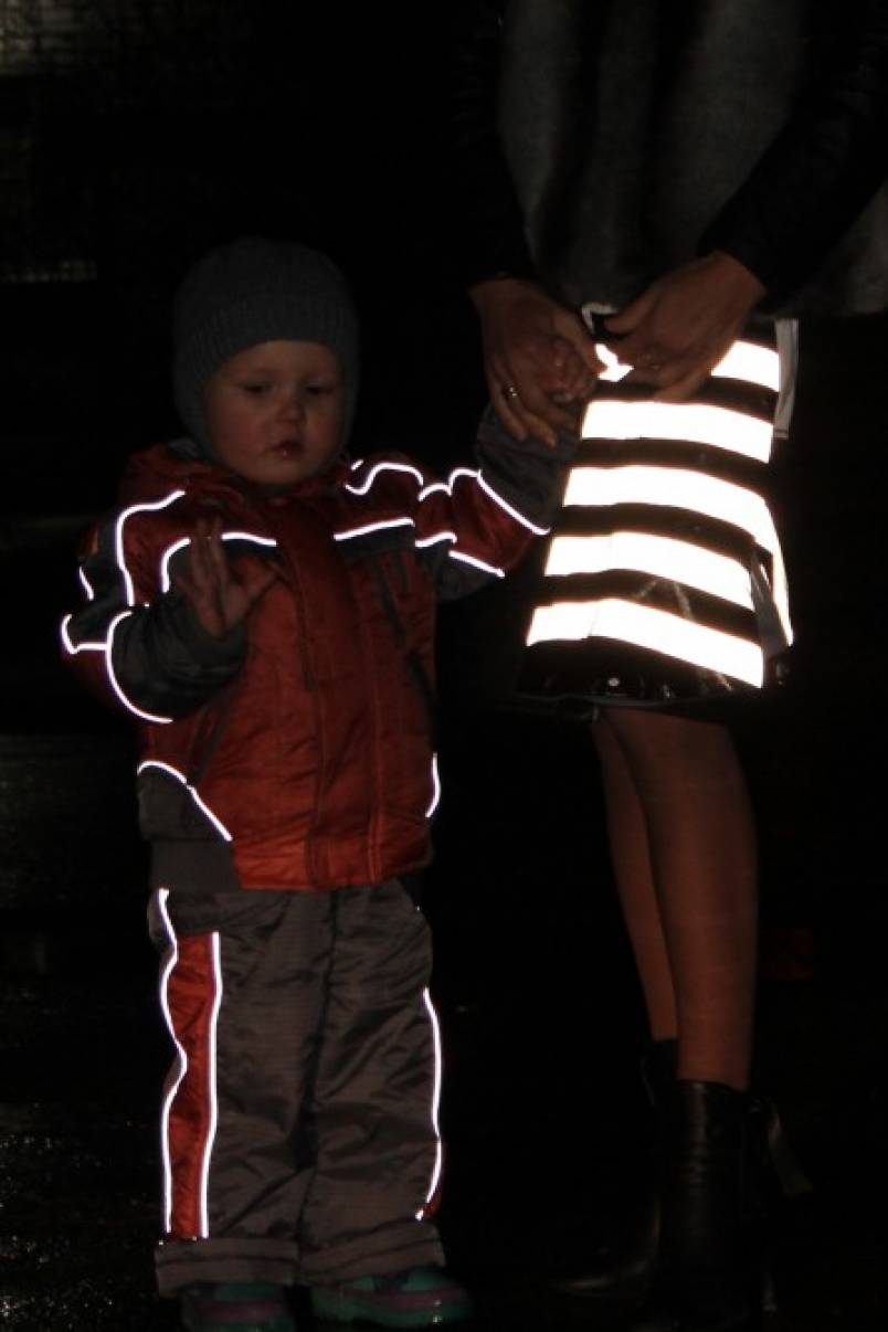 Украшение одежды светоотражающими элементами. Светоотражатели на одежду. Светоотражающие элементы на одежде детей. Светоотражающие элементы. Фликеры светоотражающие.