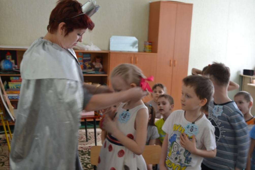 Смотреть фотографию №22 Фото №22 Здравствуйте Я знаю что у вас сегодня праздник Сказки поэтому я прилетела на ковре самолёте