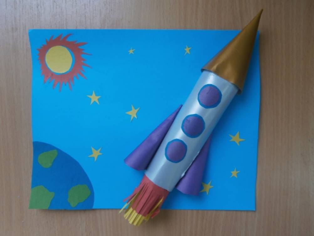 Поделки ко дню космонавтики видео. Поделка ко Дню космонавтики в детский сад. Поделка ко Дню космонавтики из бумаги.