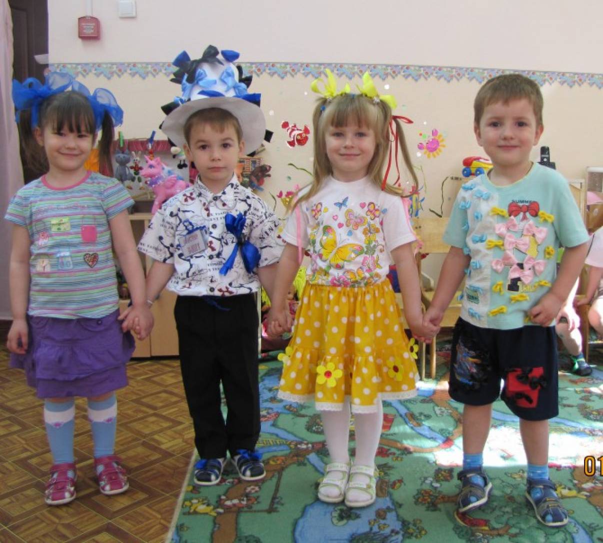 На 1 апреля в садик как нарядить. Праздник бантиков в детском саду. День бантиков в детском саду костюмы. Праздник бантиков Наряды. Костюм в садик на день смеха.