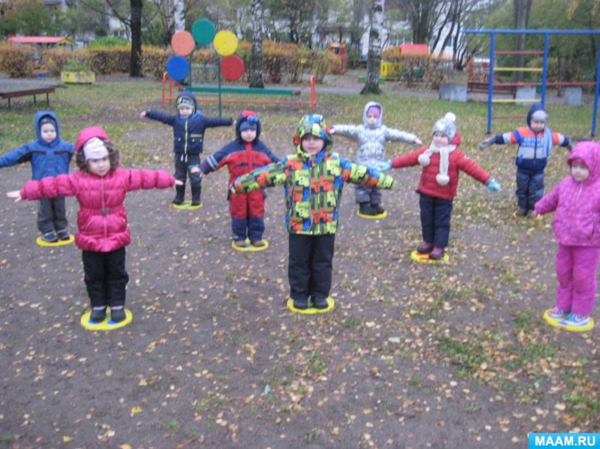 Подвижная игра весной в младшей группе. Прогулка в детском саду. Прогулка на свежем воздухе в детском саду. Занятие на улице в детском саду. Дети на прогулке в ДОУ.