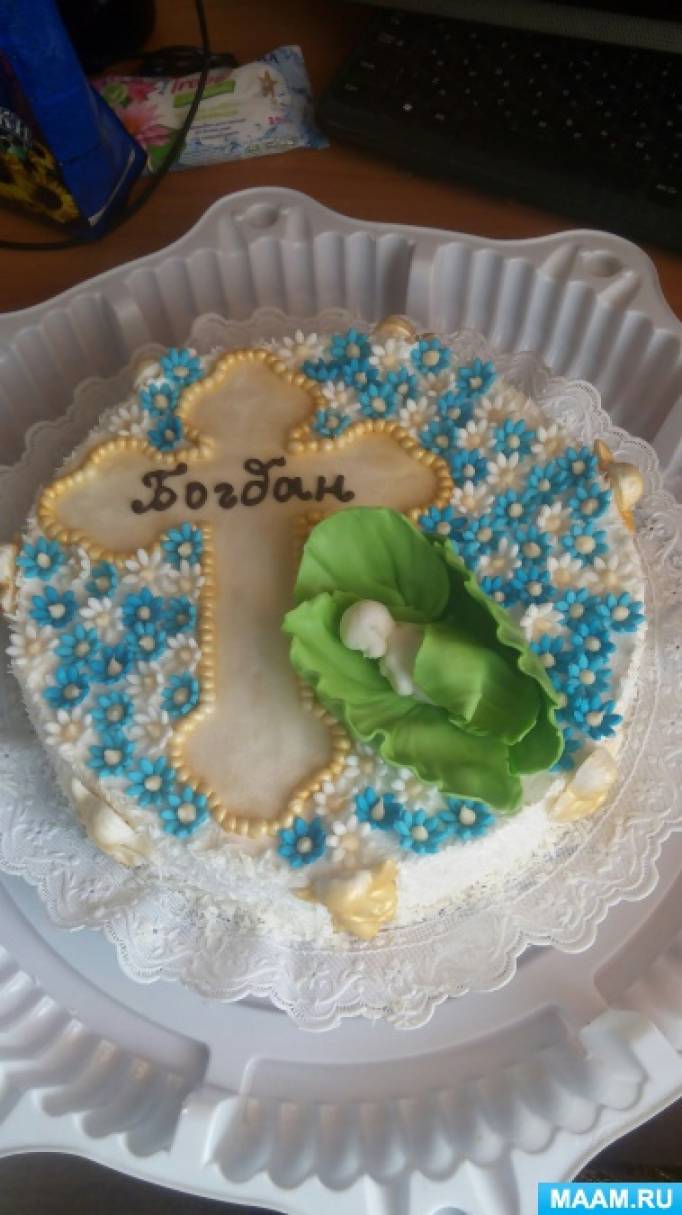 рецепты торта на крестины. detsad 311736 1509829033. рецепты торта на крестины фото. рецепты торта на крестины-detsad 311736 1509829033. картинка рецепты торта на крестины. картинка detsad 311736 1509829033. Крещение — одно из важнейших событий в жизни верующего человека. Именно в этот день маленькому человечку дается свой ангел хранитель, который на протяжении всей его жизни будет сопровождать и оберегать своего подопечного. Важной частью крещения, как и сам святой обряд, стало праздничное застолье. Отметить день появления у маленького члена семьи своего ангела хранителя приглашаются все близкие родственники малыша. Главным украшением праздничного стола в этот день становится торт. Это сладкое угощение способно не только поднять настроение гостям, но и задобрить новоявленного ангела-хранителя. Некоторые мамы готовят торт на крестины девочки или мальчика своими руками. Рассмотрим самые интересные и в то же время простые рецепты.