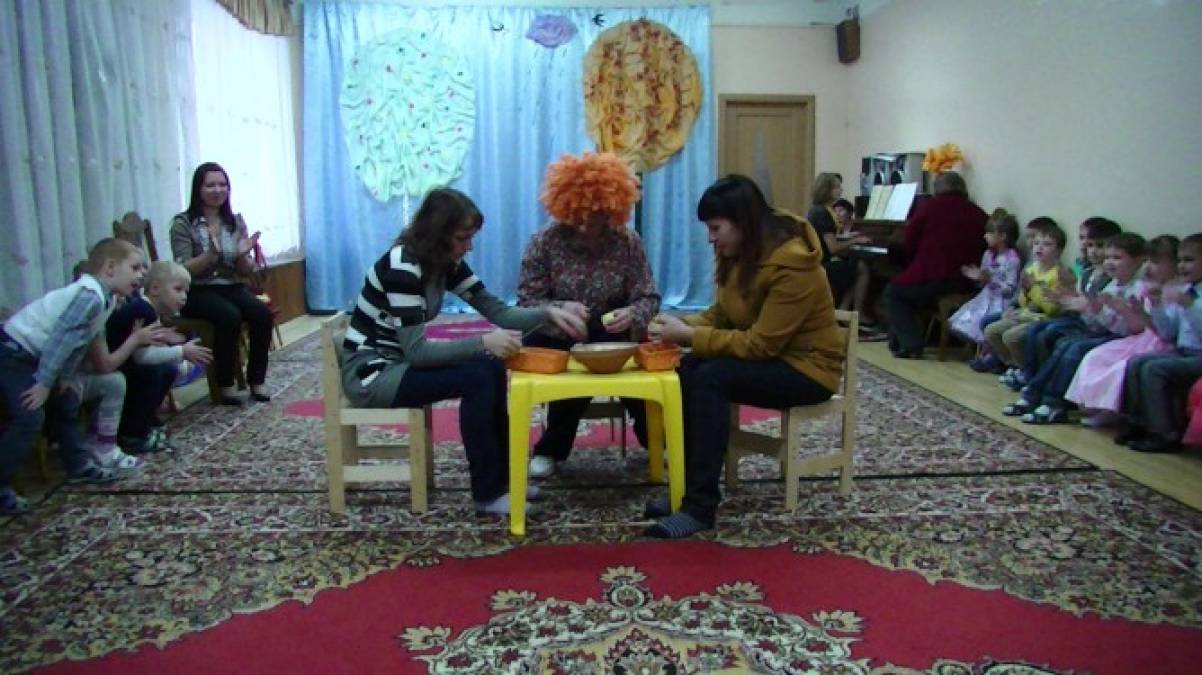 Смотреть фотографию №6 Фото №6 Потом выкапывали картошку лопатками и носили в корзинки