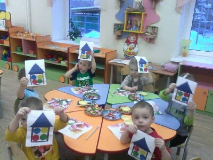 Разноцветные огоньки в домиках. Разноцветные огоньки в домиках мл гр. Разноцветные огоньки в домиках младшая группа. Аппликация в младшей группе разноцветные огоньки