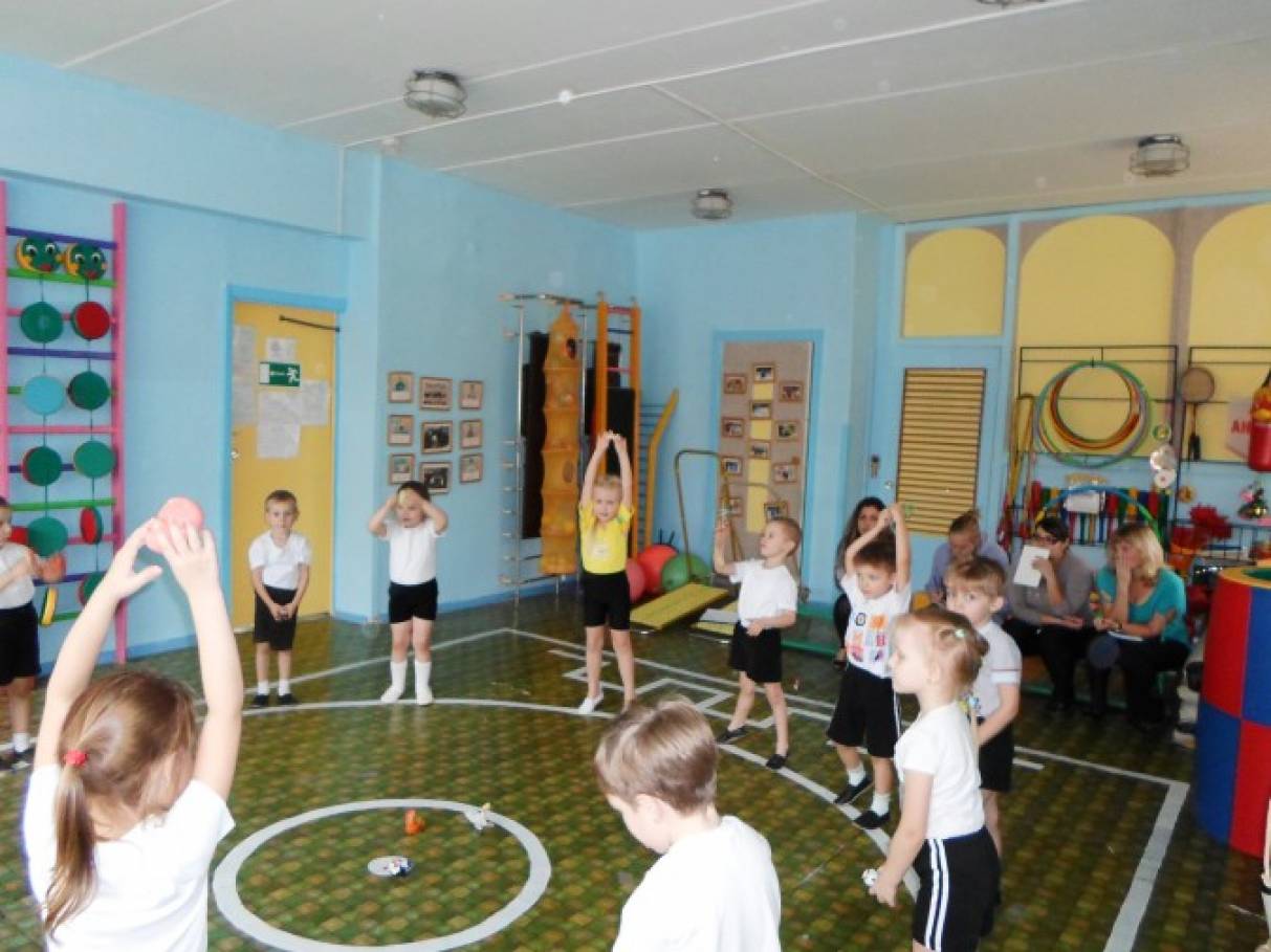Игры в группе средняя группа в помещении. Физкультурное занятие в средней группе. Физкультура в детском саду. Занятие по физической культуре в средней группе. Физра в детском саду в средней группе.