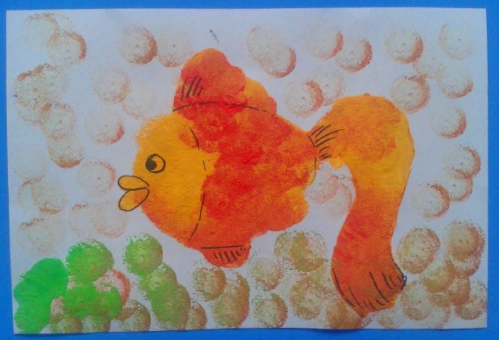 Средняя группа золотая рыбка. Нетрадиционное рисование рыбки. Рисование рыбки в младшей группе. Рисование рыбки в средней группе. Рисование рыбки нетрадиционной техникой.