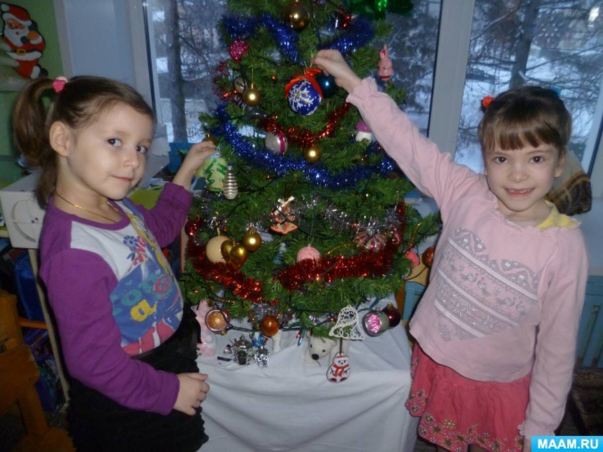 Дети украшают елку в детском саду. Воспитатель и дети наряжают елку. Наряжаем елку для ДОУ. Дети украсили елку