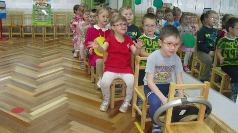 Конспект досуга для родителей с детьми «Путешествие в страну Светофорию» Фото Конспект досуга для родителей с детьми «Путешествие в страну Светофорию»