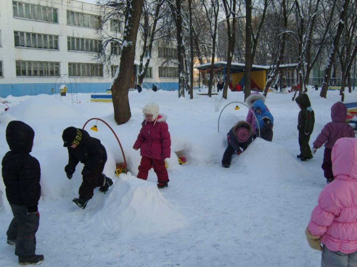 Зимняя игра в группе. Зимние забавы в детском саду на улице. Зимние забавы для детей в детском саду. Развлечения зимой в детском саду. Зимние забавы на участке в детском саду.