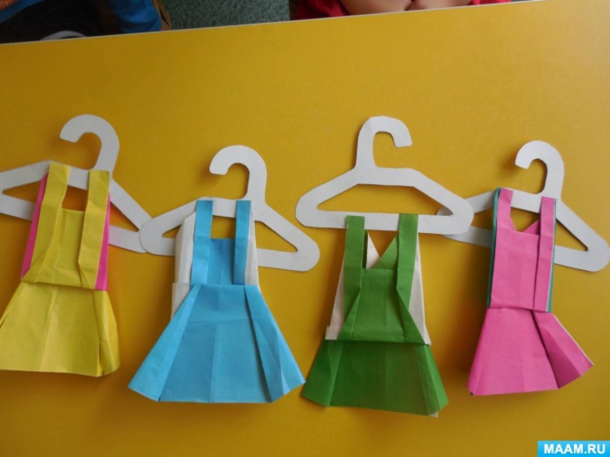 Платье для мамы в детском саду. Аппликация платье для мамы. Поделки на тему одежда. Аппликация одежда в старшей группе детского сада. Платье из бумаги в подготовительной группе.