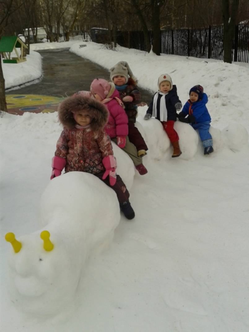 Неделя игр в младшей группе. Зимние забавы для детей в детском саду на улице. Зимние развлечения для детей в детском саду из снега. Зимние игры и забавы в детском саду в средней группе. Зимние развлечения в садике на участке.