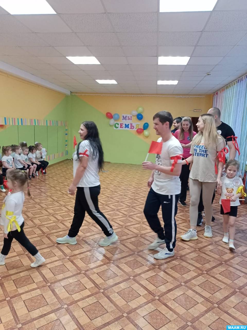 дети в саду. воспитатель и дети в детском саду. игрушки для детей. воспитатель с детьми. воспитатель с детьми.