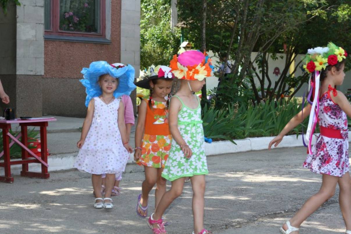 Шляпы сценарий. Конкурс шляп в детском саду. Парад шляп в детском саду. Конкурс шляпок в детском саду для девочек. Шляпки для девочек на праздник в садик.
