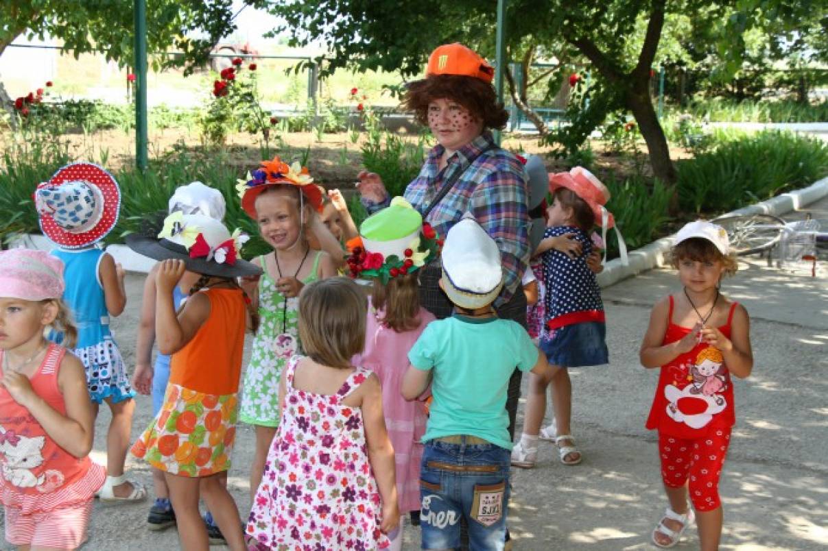 Парад шляпок в ДОУ. Парад шляп в детском саду. Парад шляп в детском саду своими руками для девочки. Детские шляпки на парад шляп. Шляпы сценарий