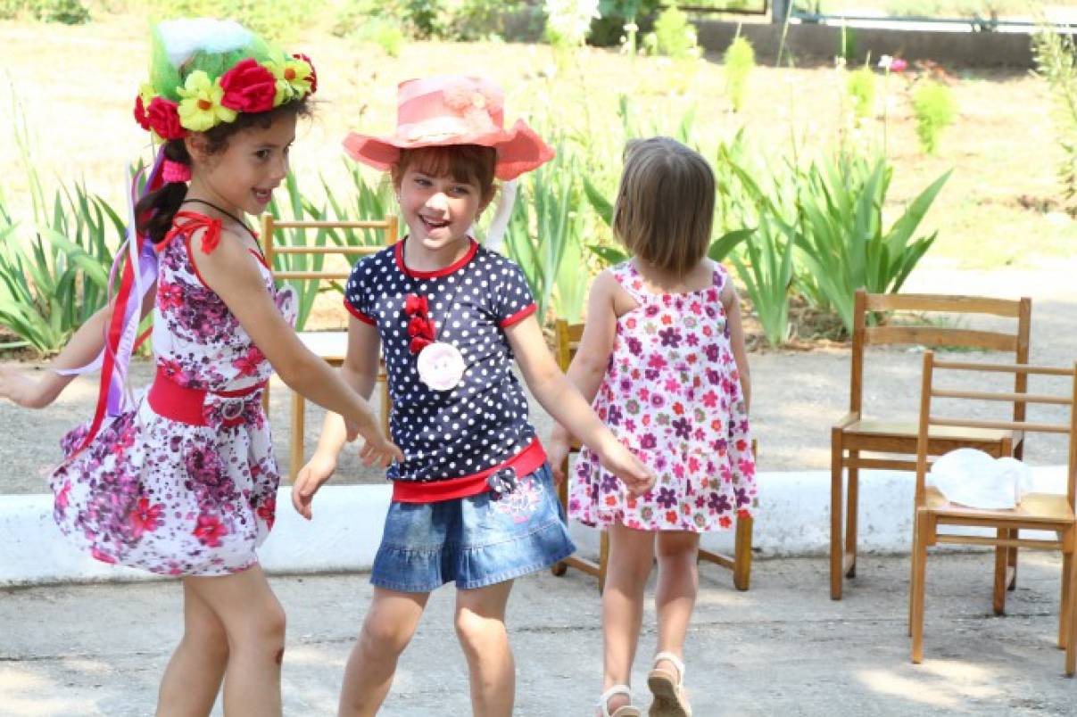 Парад шляп в детском саду. Парад шляп в детском саду своими руками для девочки. Одежда летняя для сценки. Детские шляпки на парад шляп. Шляпы сценарий