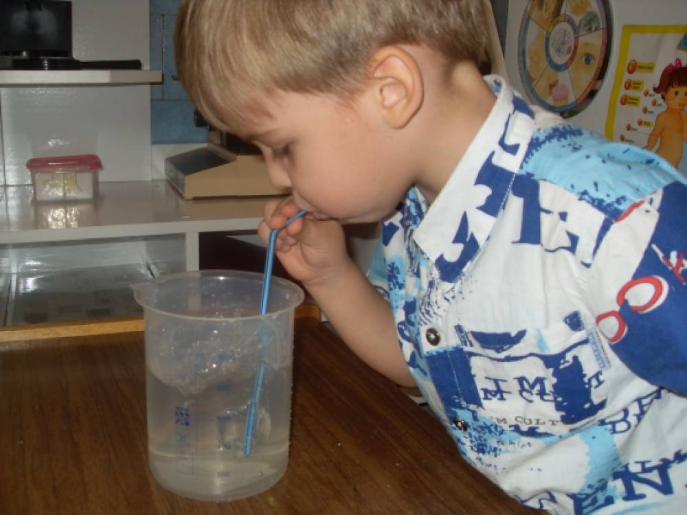 Эксперимент воздух в стакане. Опыт с соломинкой. Эксперимент с трубочкой и водой. Опыт с водой и трубочкой для детей. Дуем в трубочку в стакан с водой.