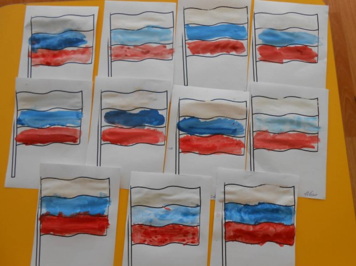 Флаг средняя группа. Рисование на день России в детском саду. Детские рисунки флага России. Рисование на тему Россия в средней группе. Рисование день России средняя группа.