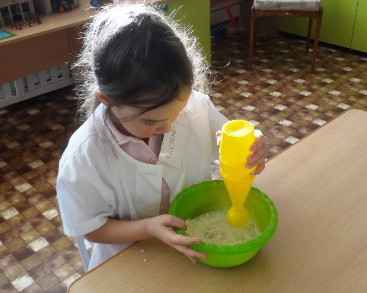 Предметы-заместители в игре ребенка раннего возраста. Используются предметы заместители. Предметы заместители в детском саду в средней группе. Игрушки заместители в детском саду. Предметы заместители в детской игре.