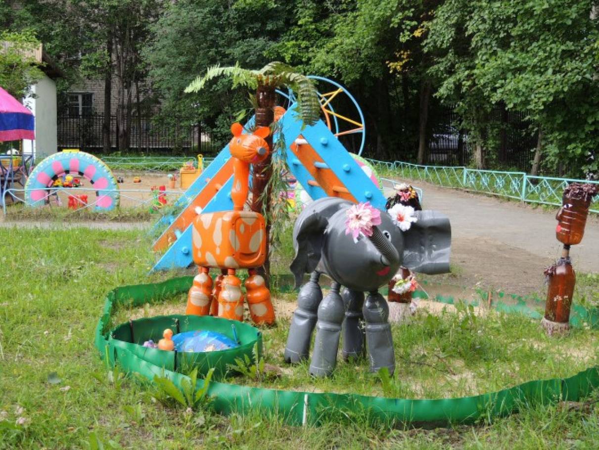 Аренда участка детской. Украшение площадки в детском саду. Украшение участка в детском саду. Украсить площадку в детском саду. Украшение участка в детском саду летом.