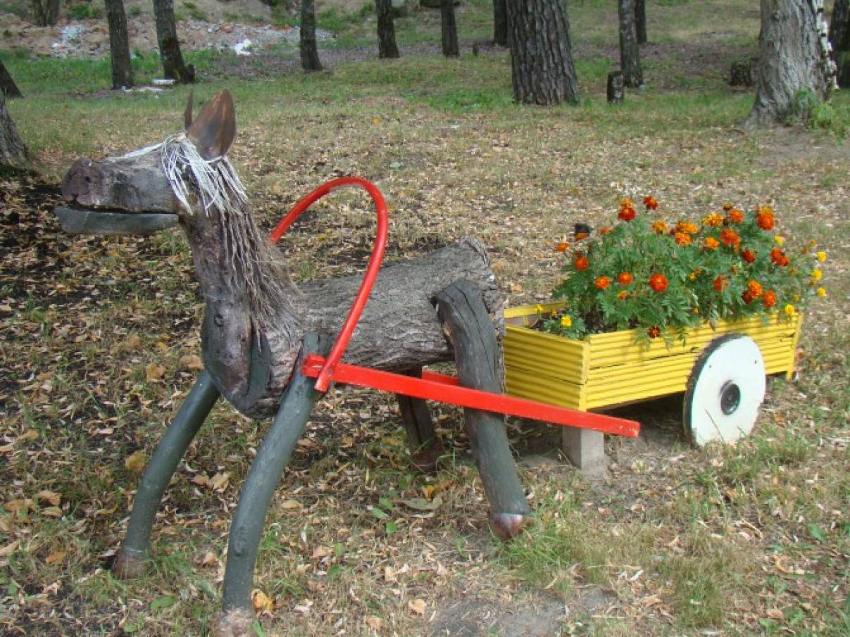 Лошадка из бревна