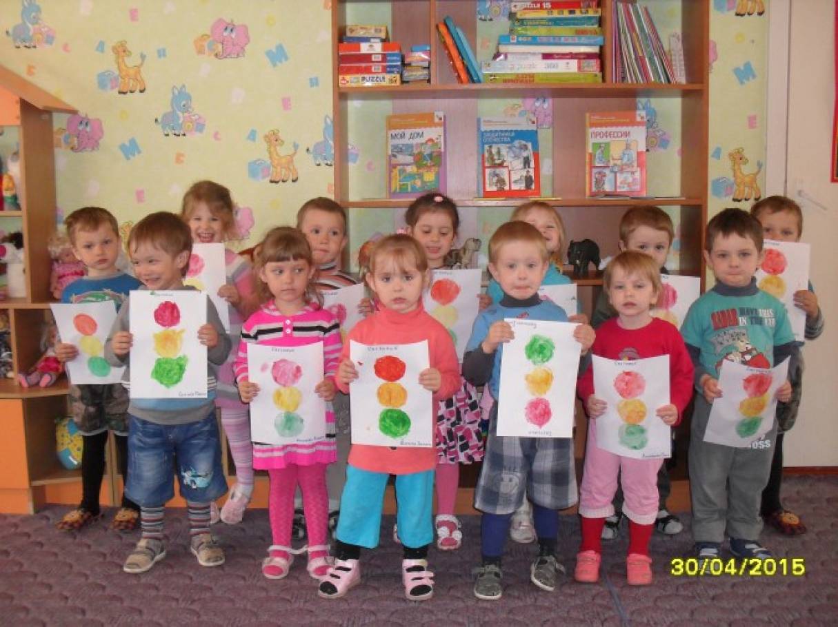 Фотоотчет в первой младшей группе. Средняя группа в детском саду. Рисование по ПДД В младшей группе. В садике средняя группа. Дети средней группы.