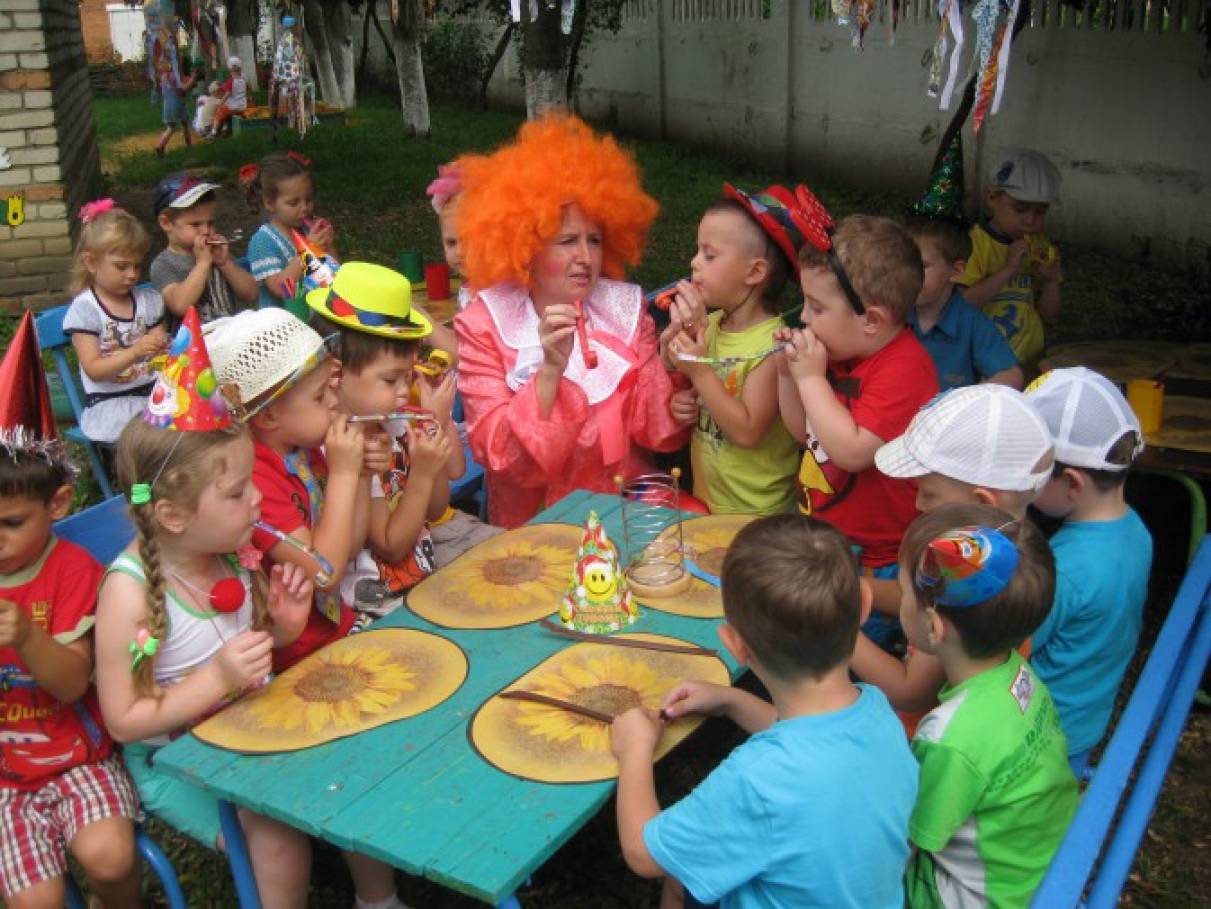 Обрадованная детвора. Клоунята в детском саду. Дети клоунята. Мальчики клоунята. Творческая мастерская Светланы шалыниной клоунята.