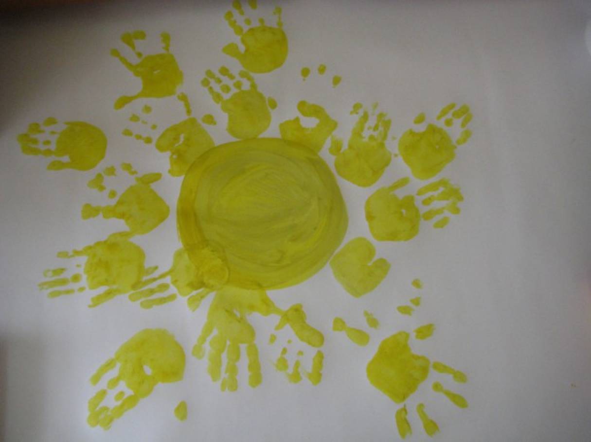 Солнышко пальчиками. Солнышко ладошками в младшей группе. Рисование ладошками солнышко. Рисование солнышко 2 младшая группа. Солнце ладошками детей 1 младшая.