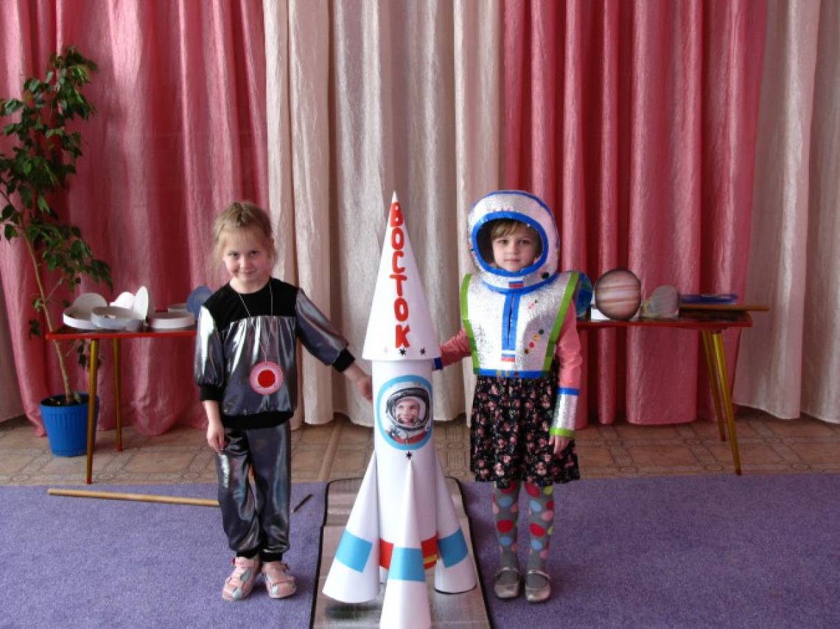 Сценарий день космонавтики в старшей группе. Костюм на космическую тему. Костюм ко Дню космонавтики в детский сад. Космические костюмы для детей. Костюмы на тему космос для детей.