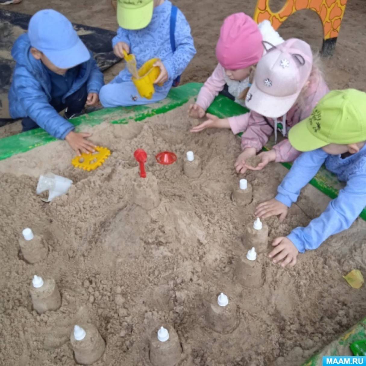 Игровое занятие с постройками из песка «Песочный город» для детей средней группы