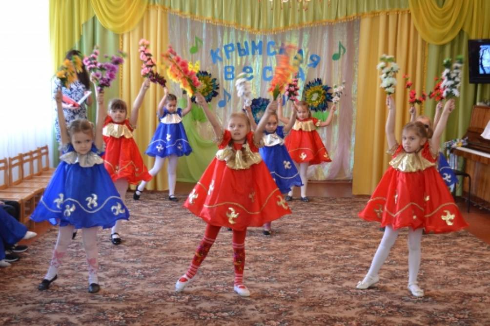 Смотреть фотографию №2 Фото №2 Для крымчан это словосочетание вызывает радостные чувства потому что ровно год назад Крым вернулся в Россию По этому поводу мы решили провести праздник в детском саду