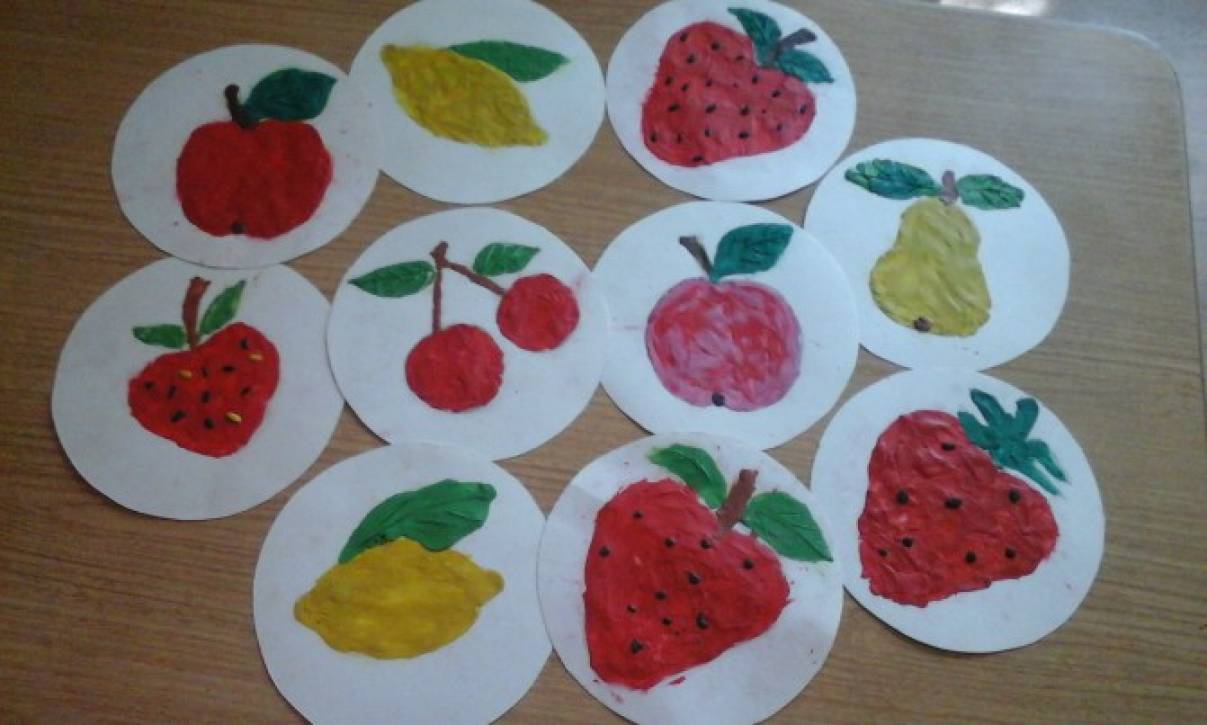 Занятие фрукты младшей группы. Рисование овощи и фрукты средняя группа. Рисование фрукты в средней группе. Рисование в средней группе на тему ягоды. Рисование ягоды в средней группе.