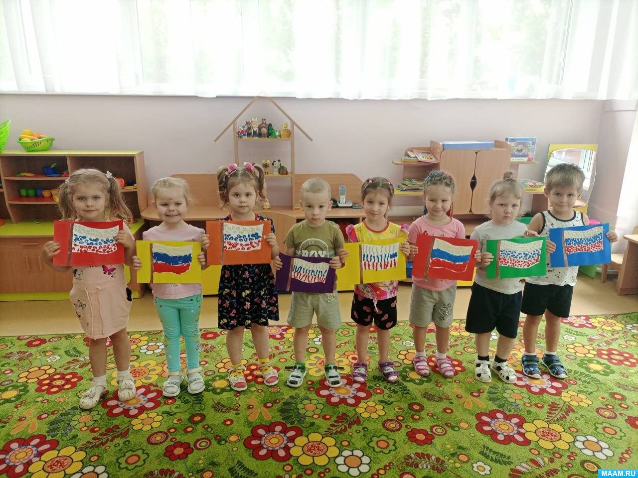Фотоотчёт «День российского флага во второй младшей группе». Аппликация с элементами лепки «Флаг России»