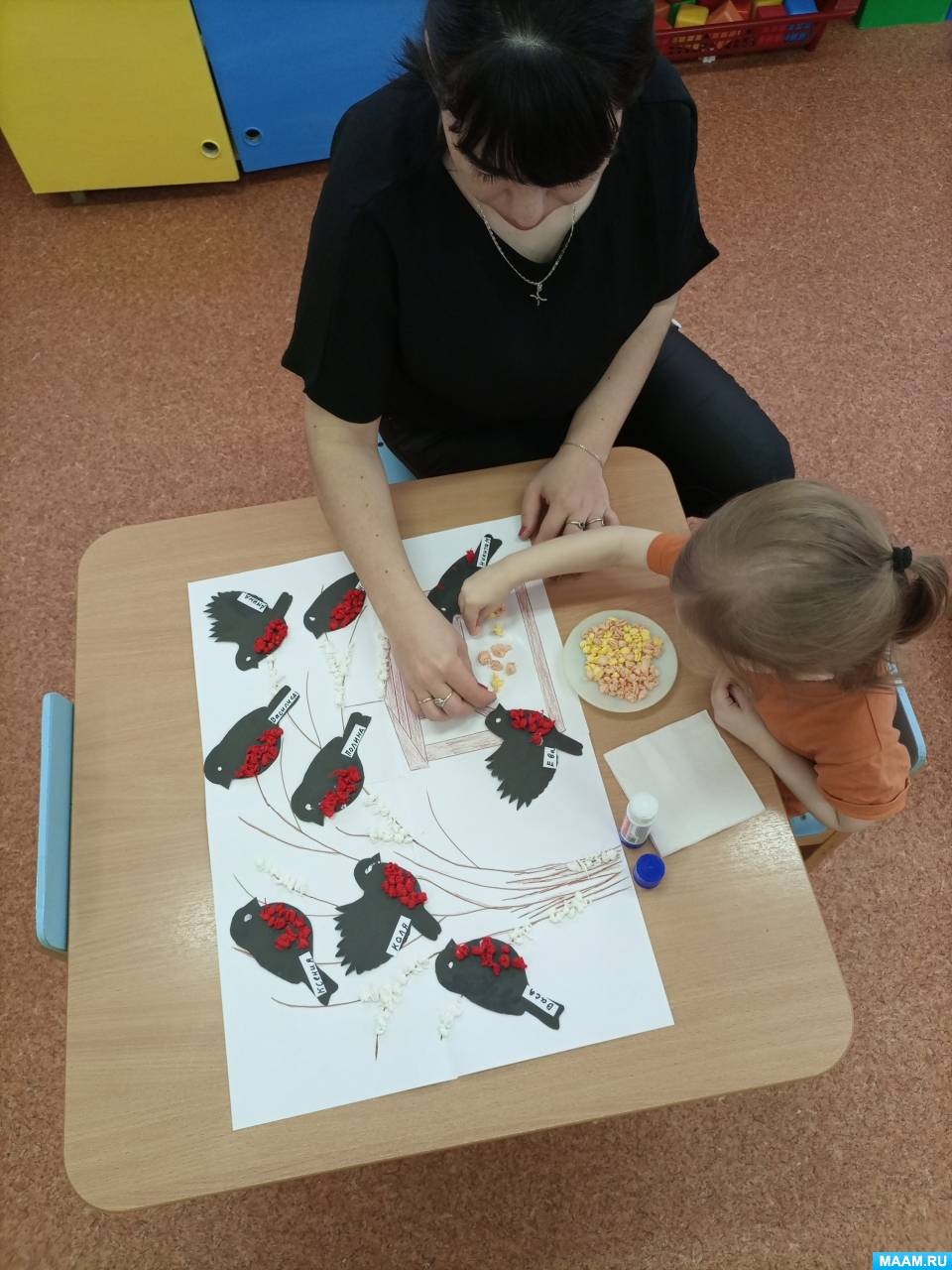 аппликация в первой младшей группе. шарики для рисования в младшей группе. апплика в младшей группе. способы аппликации в младшей группе. аппликация первая младшая гр.