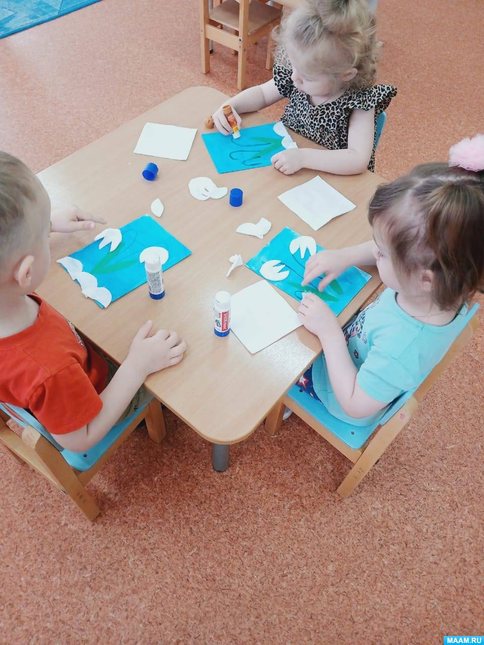 Смотреть фотографию №2 Фото №2 Аппликации по лексическим темам аппликации из ватных дисков в младшей группе на тему Подснежник