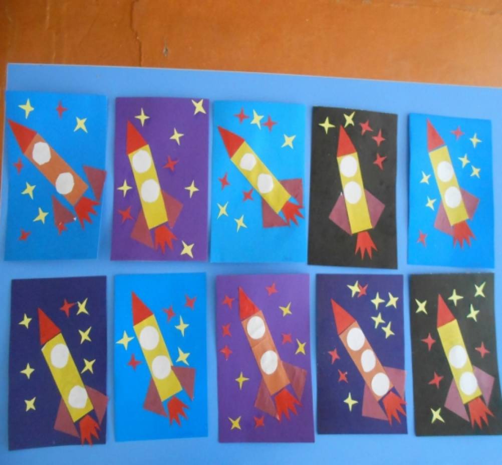 День космонавтики занятие для детей. Космос детские работы старшая группа. Рисование космос средняя группа. Рисование в средней группе на тему космос. Аппликация на тему космос.