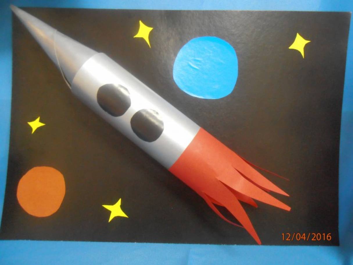 Ракета из картона ко дню космонавтики. Ракета поделка. Поделка ко Дню космонавтики. Поделки на тему космос.