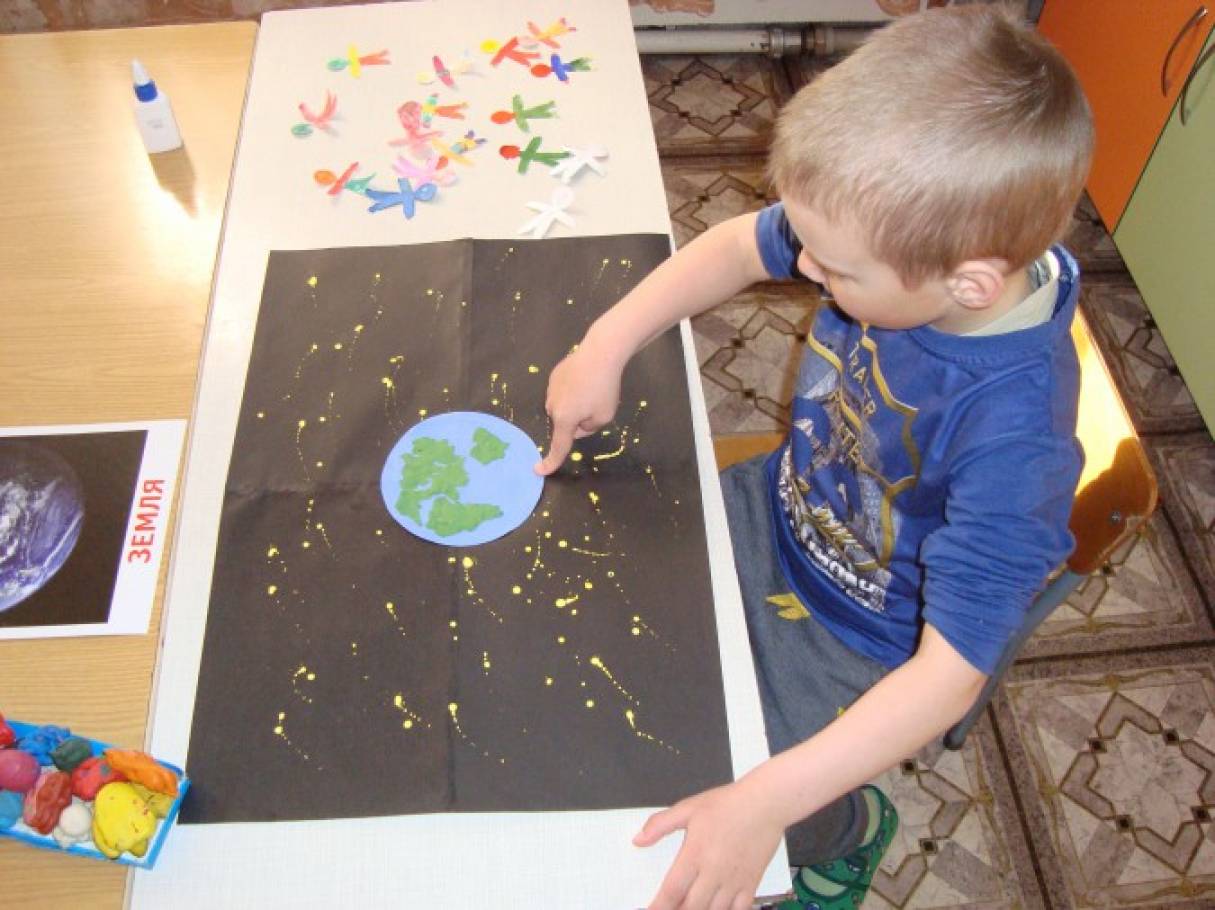 Космос 1 младшая. Рисование в первой младшей. Рисование космос в младшей группе. Рисование с детьми средней группы. Рисование в ранней группе.