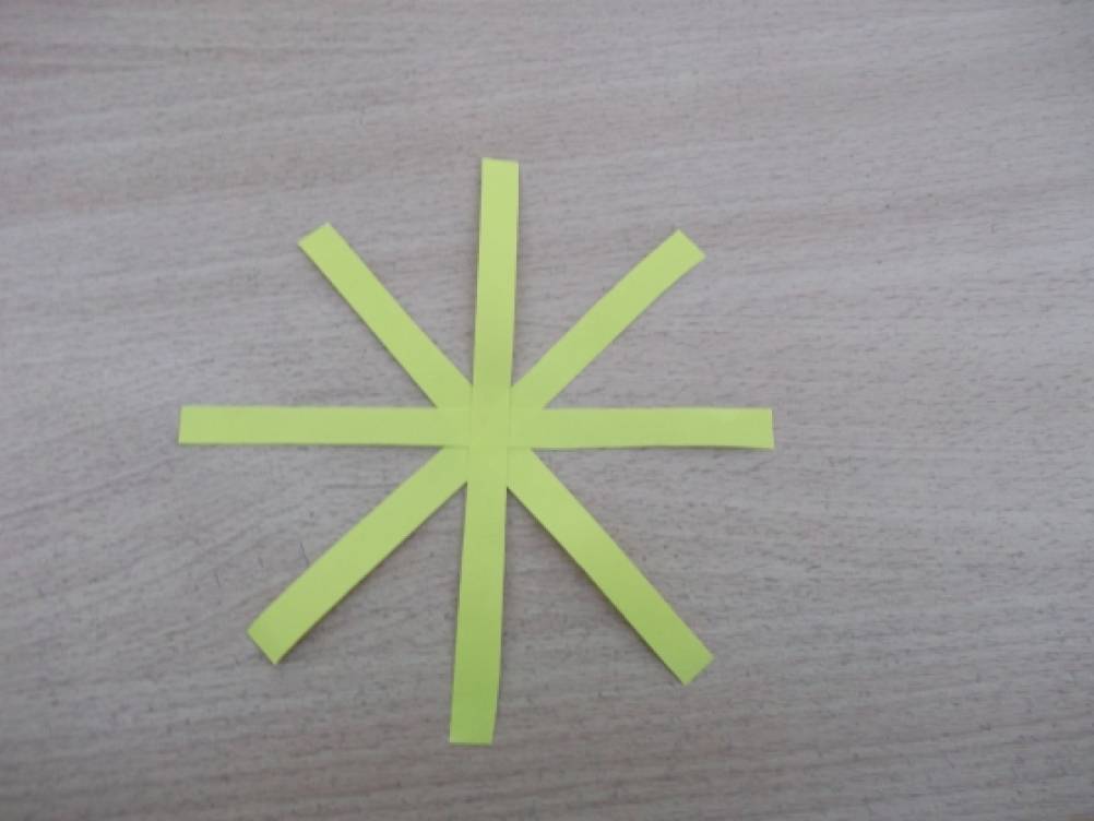 конструирование снежинка в средней группе. снежинка из полосок средняя группа. снежинка из тико конструктора. аппликация снежинка в средней группе. конструирование в старшей группе снежинка из бумаги.