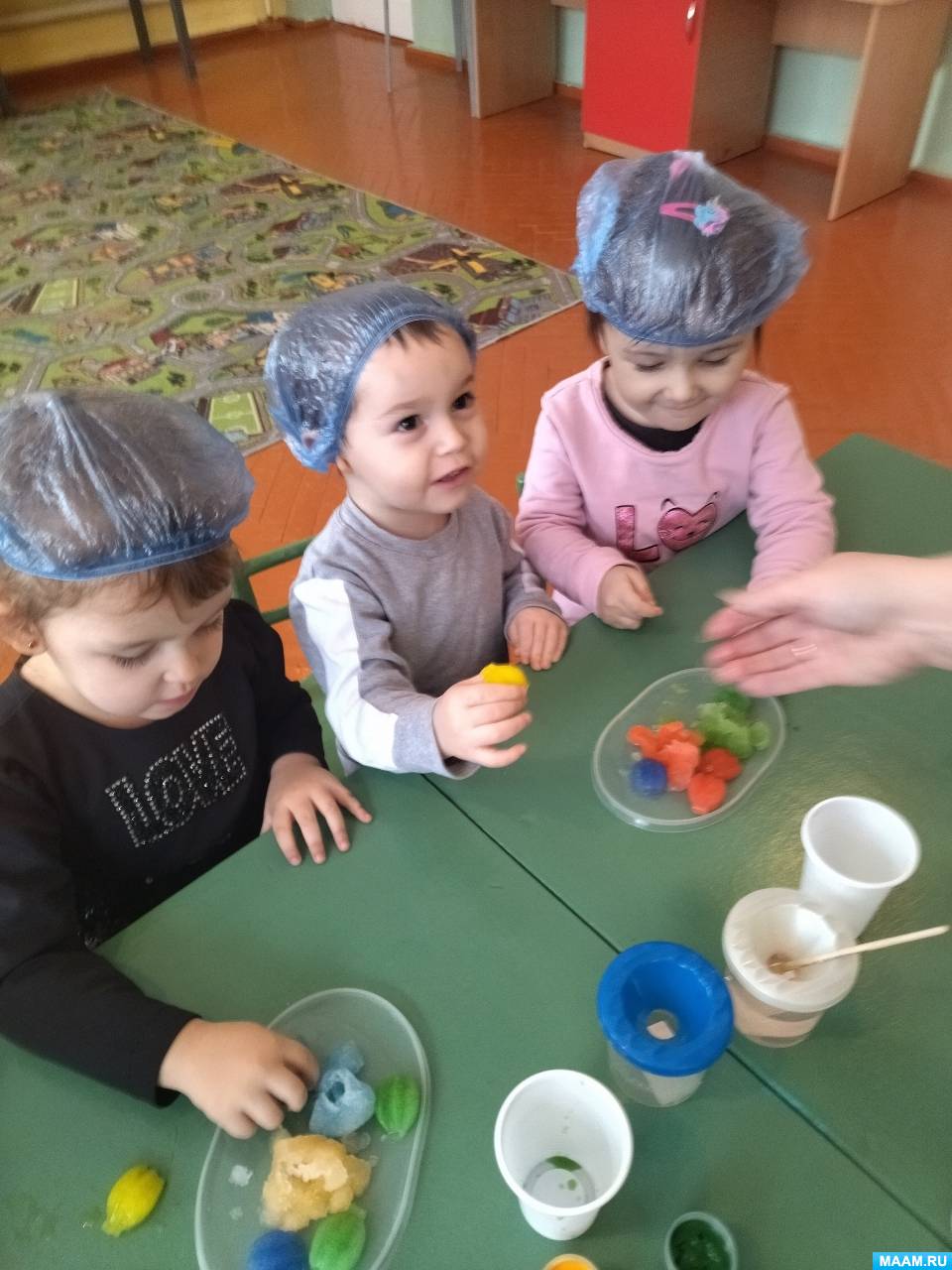 младшая группа в детском саду хозяйственно - бытовой труд. коллективный труд в младшей группе. бытовой труд младшая группа. бытовой труд младшая группа. хозяйственно бытовой труд в группе.