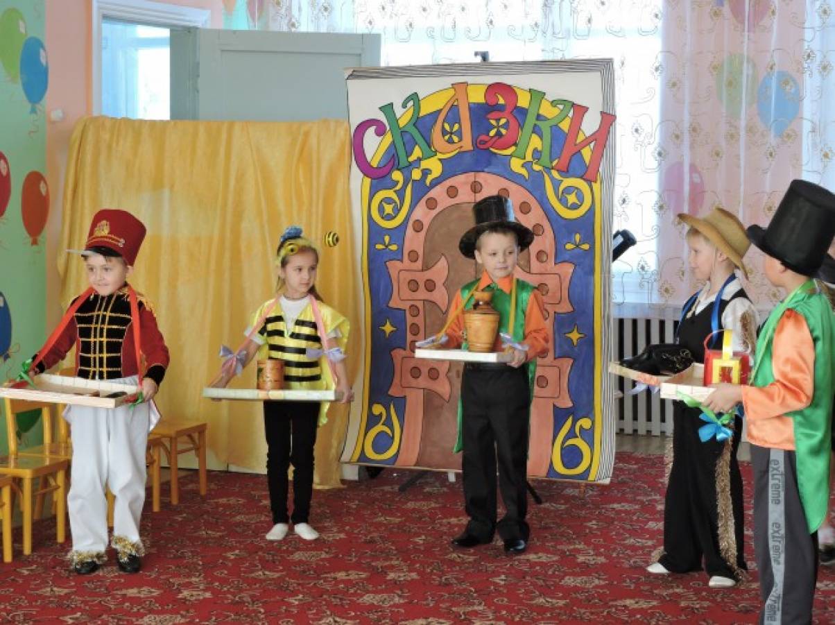 Сценарий инсценировки. Инсценировка сказки Муха Цокотуха в детском саду. Костюмы к спектаклю Муха Цокотуха в детском саду. Декорации к сказке Муха Цокотуха в детском саду. Костюм коробейника в детском саду.