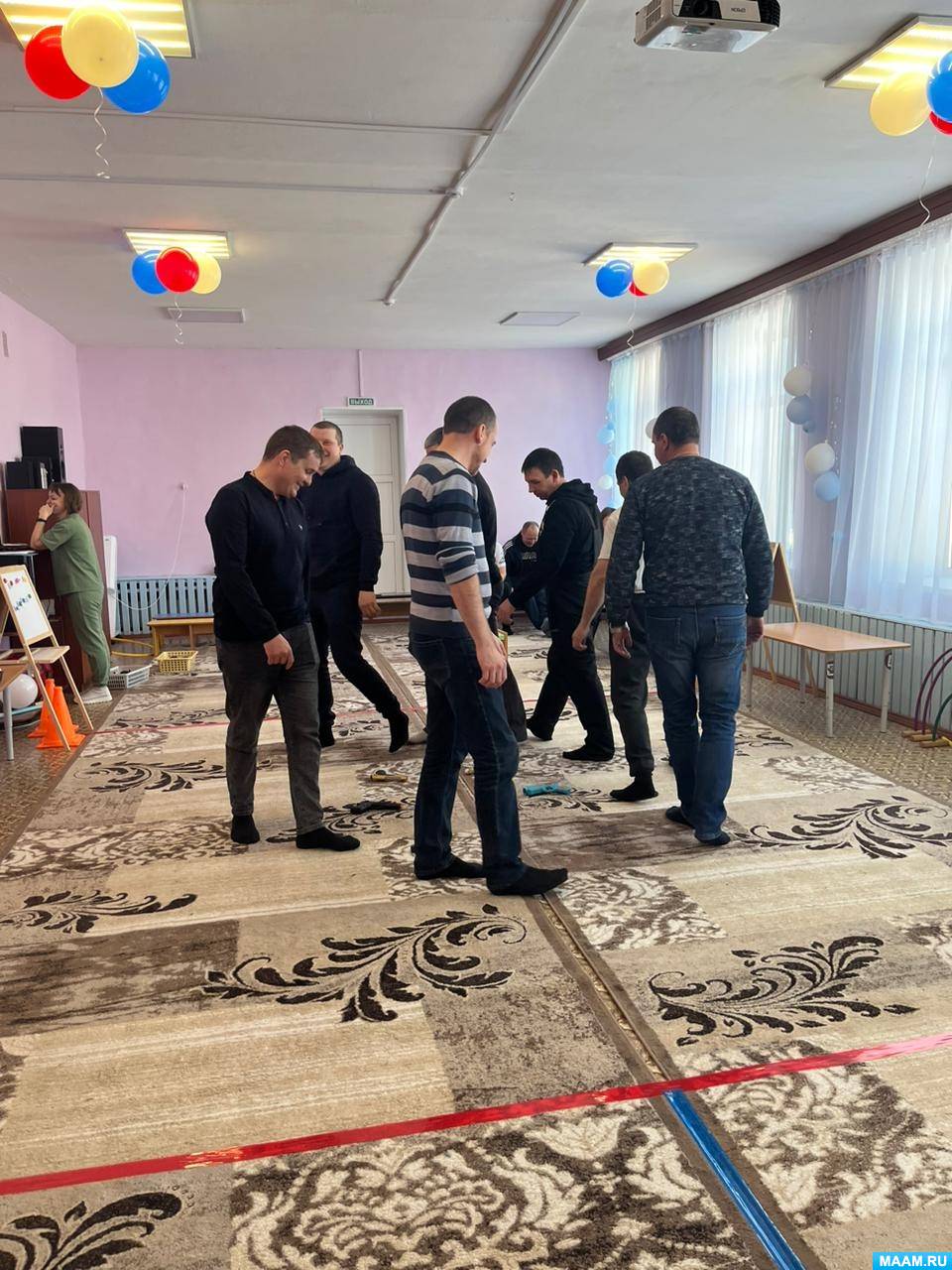 Смотреть фотографию №12 Фото №12 Идут по залу с переходами затем девочки садятся на стульчики а мальчики останавливаются и исполняют песню Мы шагаем как солдаты