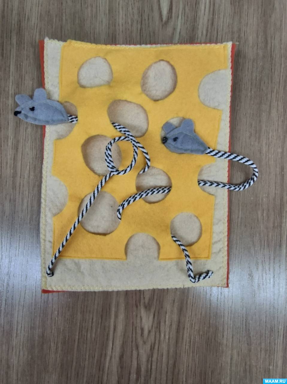 Дидактическая игра-шнуровка из фетра «Мышки и сыр»