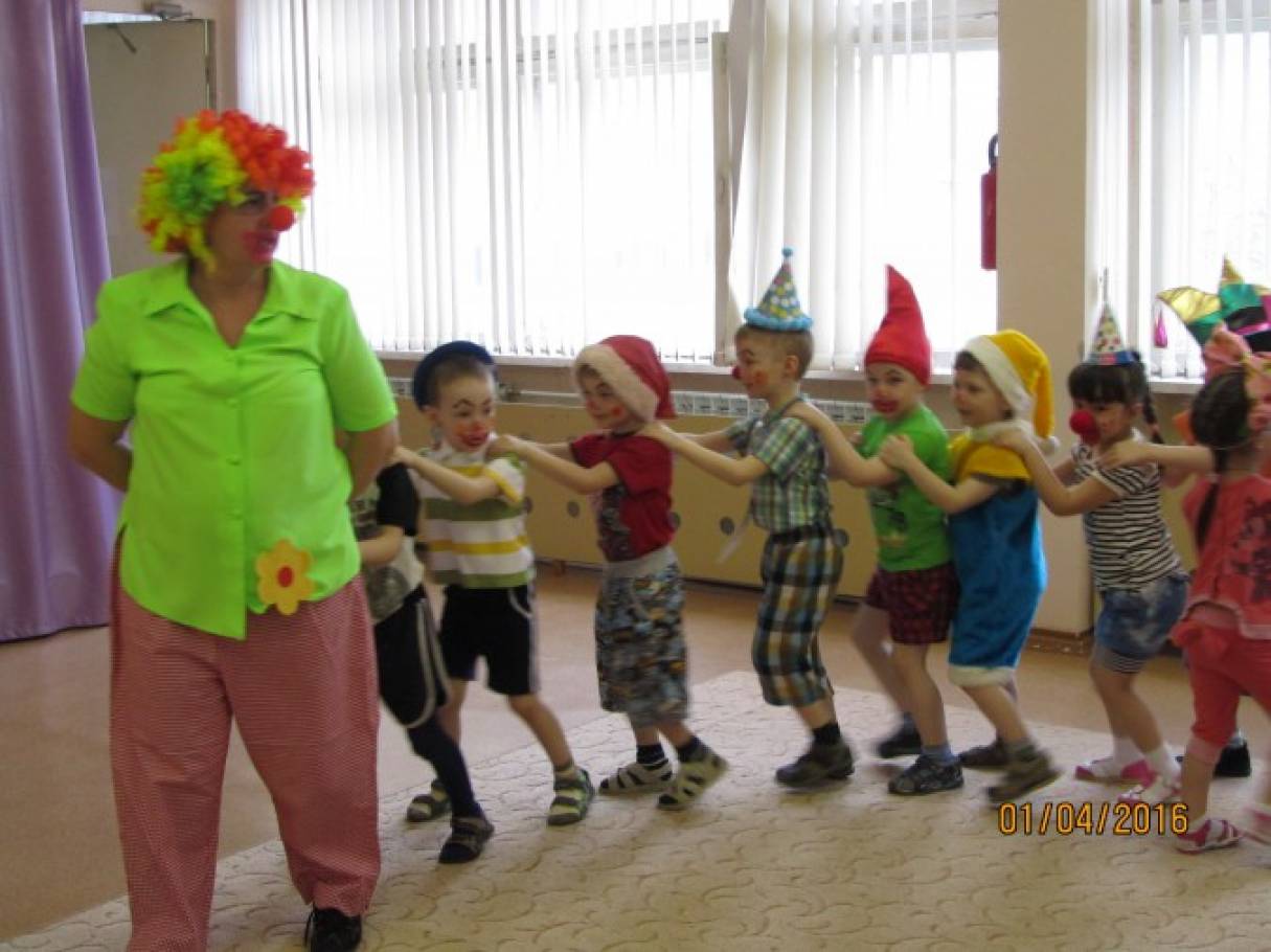 Смешной костюм на 1 апреля в садик. Костюм на день смеха в детский сад. Смешной костюм на день смеха. 1 Апреля праздник костюм в детский сад. Наряд ребенка на день смеха.