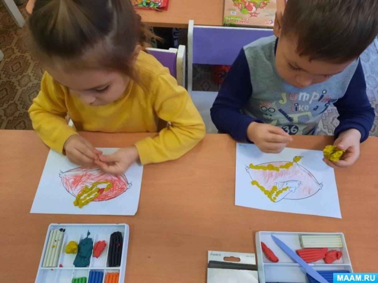 Смотреть фотографию №4 Фото №4 У подушечки край между верхней частью и боковыми частями слева и внизу дети также оформляют в технике пластилиновой мозаики