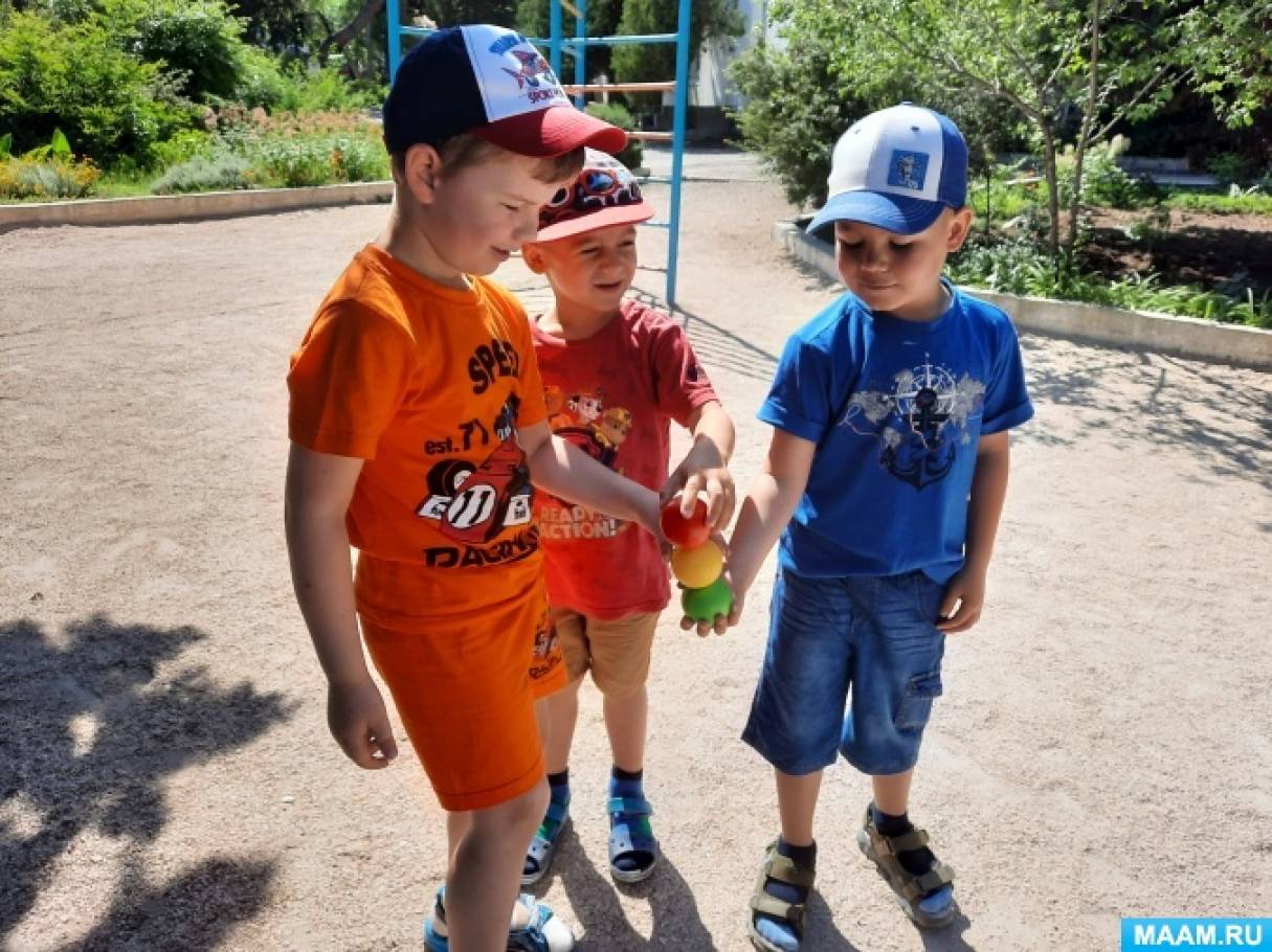Подвижные игры с маленькими разноцветными мячами на прогулке с детьми средней группы Фото Подвижные игры с маленькими разноцветными мячами на прогулке с детьми средней группы