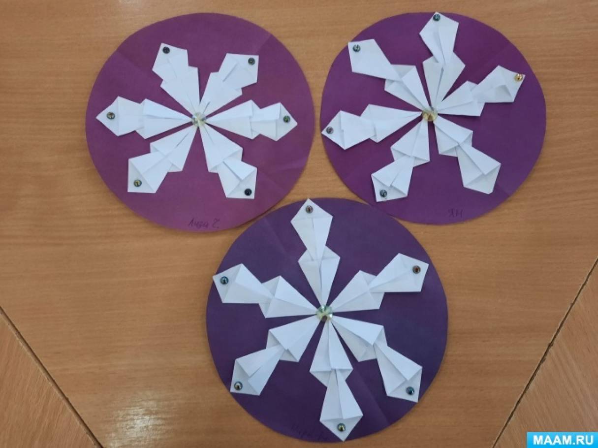 Мастер-класс по аппликации с элементами конструирования из бумаги с детьми средней группы «Снежинка на круге»