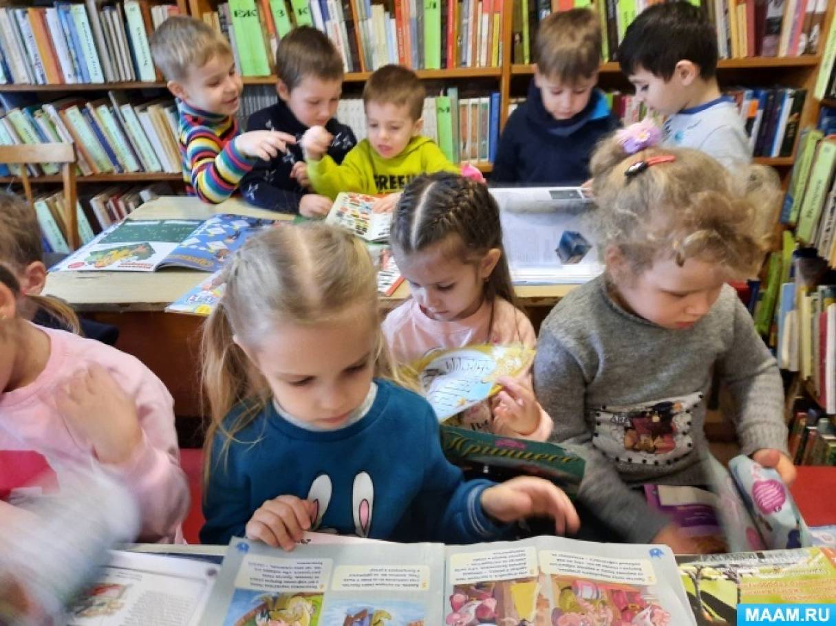 Фотоотчет об экскурсии в детскую библиотеку детей средней группы