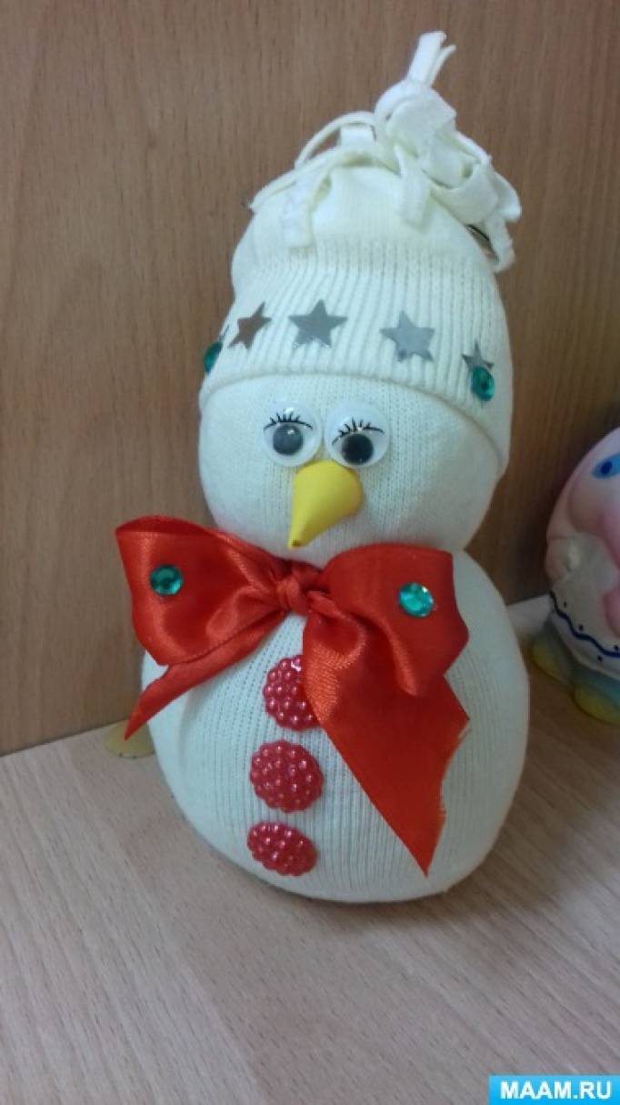 Новогодние игрушки своими руками: забавный снеговик из обычных носков - prachka-mira.ru