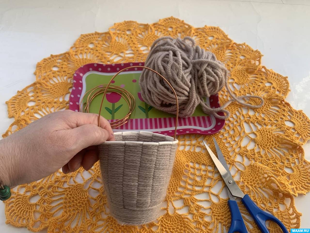 Корзинка из стаканчика бумажного